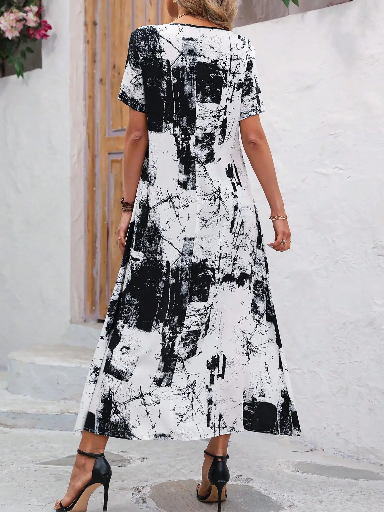 Women’s Black & White Abstract Print Maxi Dress