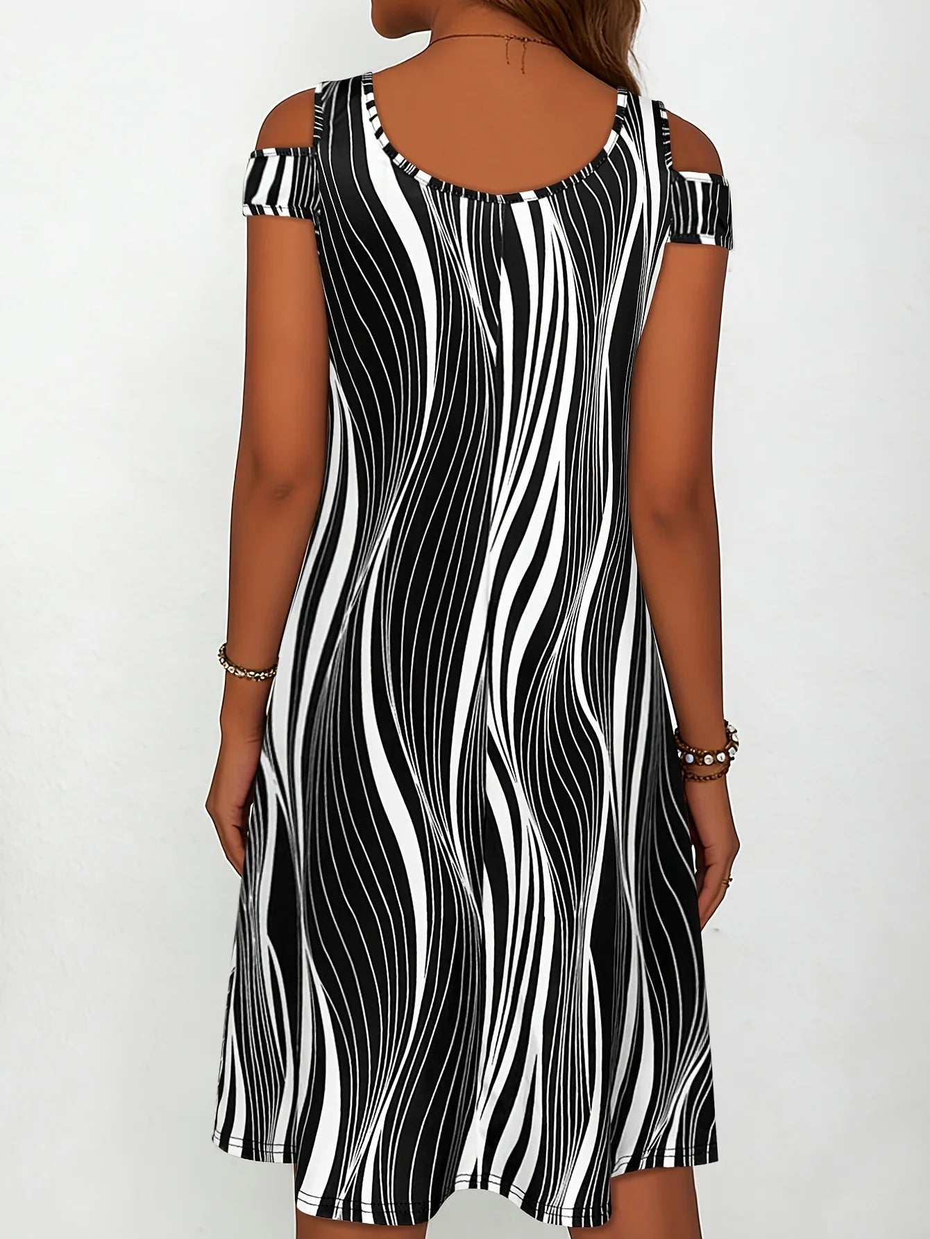 Women’s Wavy Stripe Cold Shoulder Midi Sundress